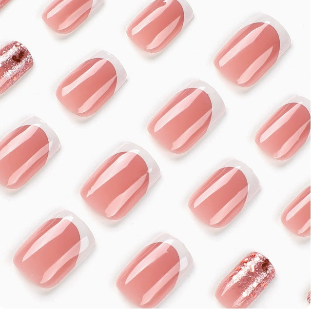 Elegante Press-On Nagelkunst Karnz