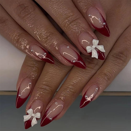 Dekoratives Press-On-Nagelkunst-Set mit eleganten Bandakzenten Karnz