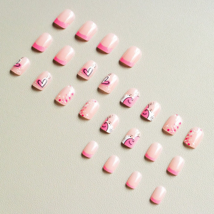 Künstlerisches Nail Art Kit mit Herz- und Funkeldesigns