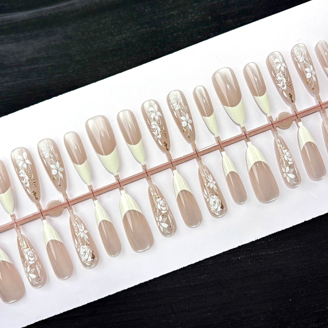 Elegantes Florales Akzent Press-On Nagelkunst Set