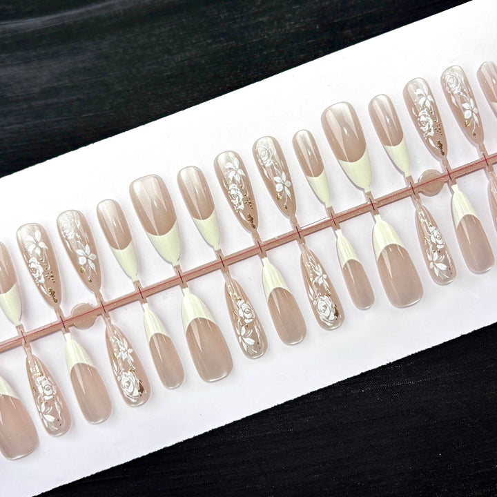 Elegantes Florales Akzent Press-On Nagelkunst Set