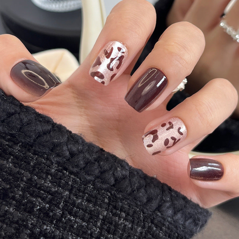 Künstlerisches Press-On-Nagelset mit abstrakten Musterdesigns Karnz
