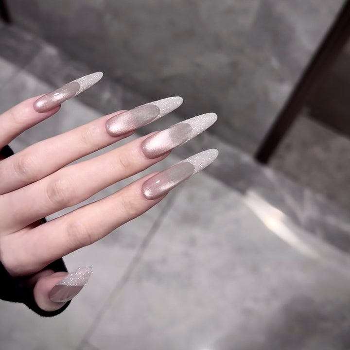 Lange Stiletto-Nagelverlängerungen mit Glitter-Akzenten