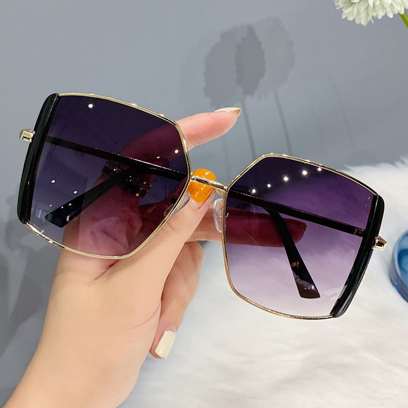 Damen oversized Sonnenbrille mit glamourösem Rahmen Karnz