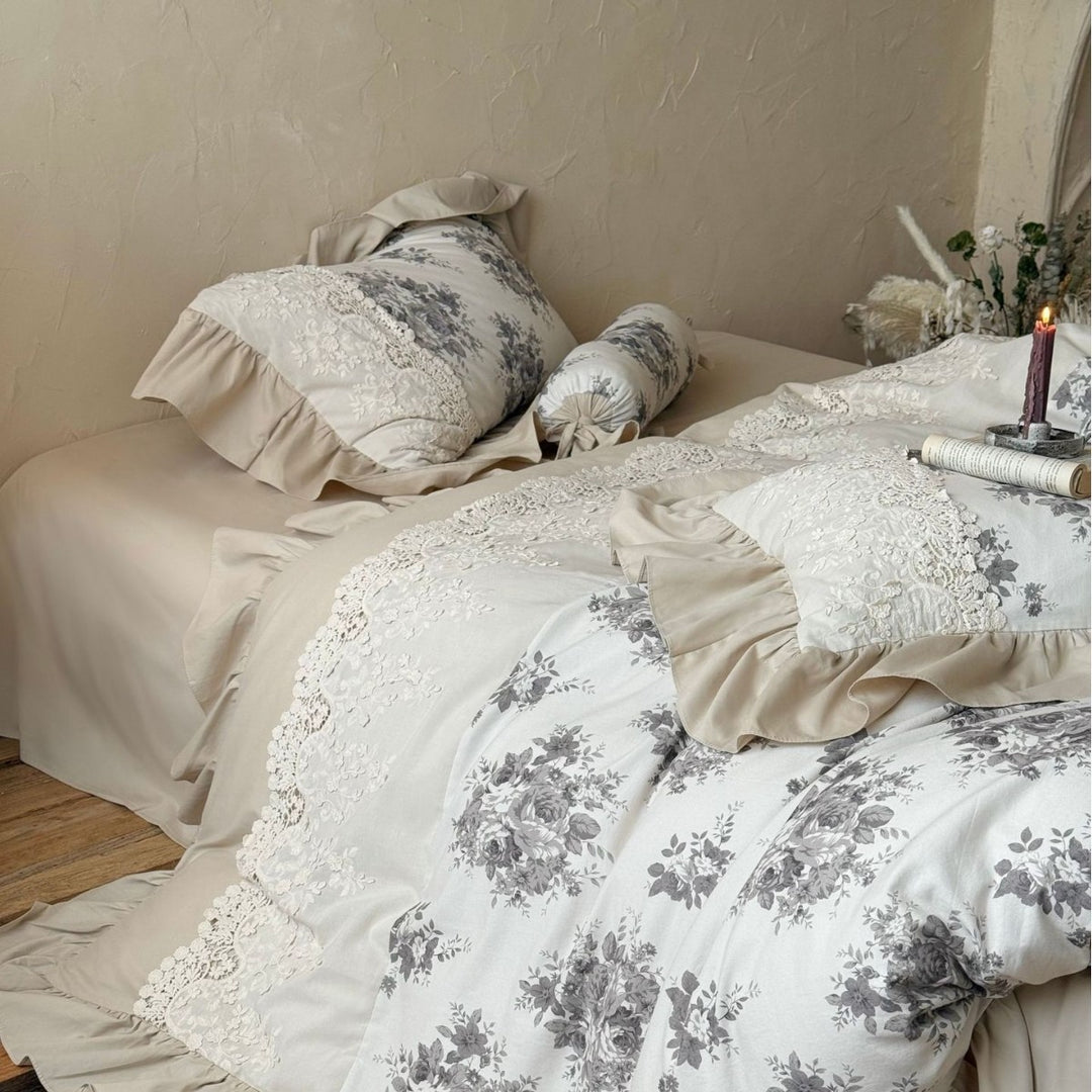 Bettwäschegarnitur im französischen Landhausstil mit Spitzenborte, Rüschenbettrock und dezenter Toile‑Blumenoptik