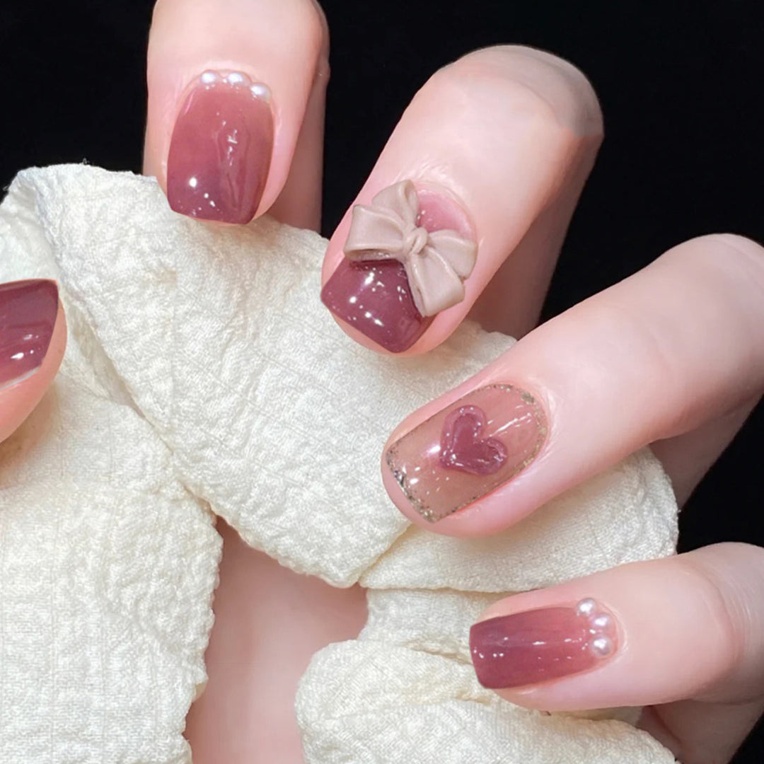 Kunstvolle Nagelverlängerungen mit elegantem Blattmuster Karnz