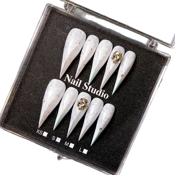 Premium Stiletto Press-On Nagelset mit dekorativen Akzenten