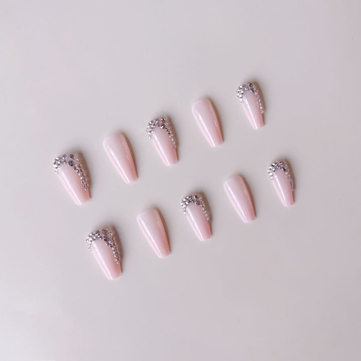 Kunstnagelset mit glamourösen Strassverzierungen Karnz