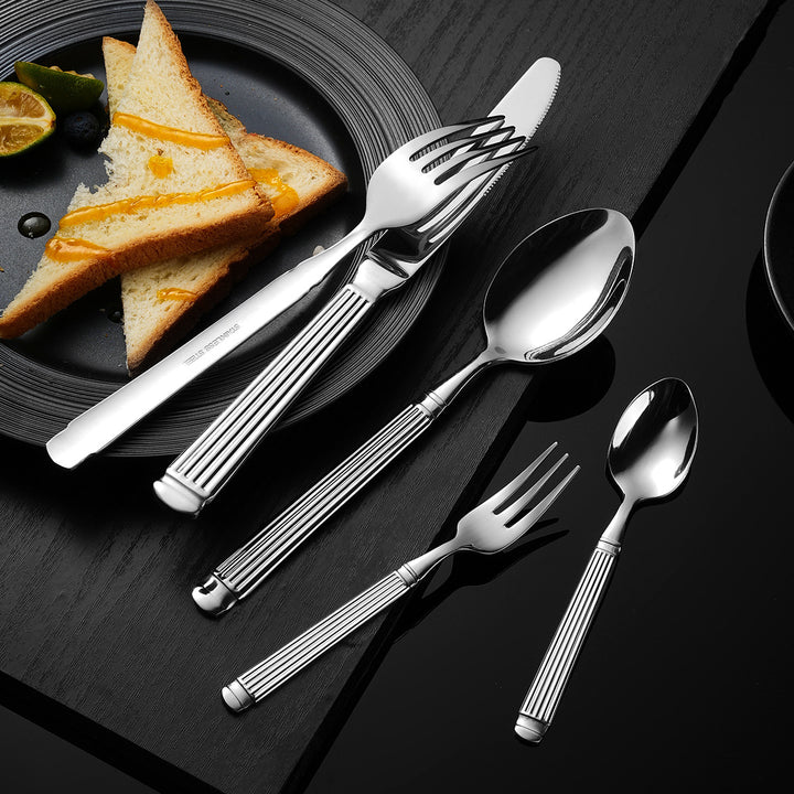 Eleganter Dessertlöffel mit Exklusivem Oberflächendesign Karnz