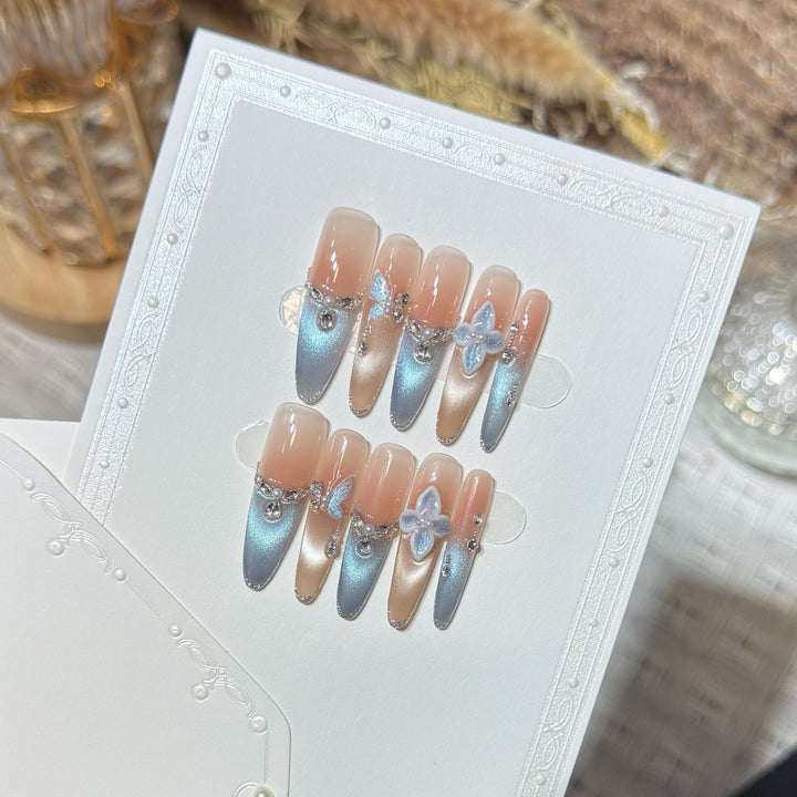 Künstlerisches Press-On-Nagel-Set mit floralen und Edelsteinakzenten Karnz