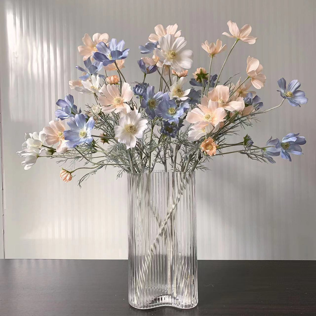 Lebensechte Cosmos-Blume Stiel