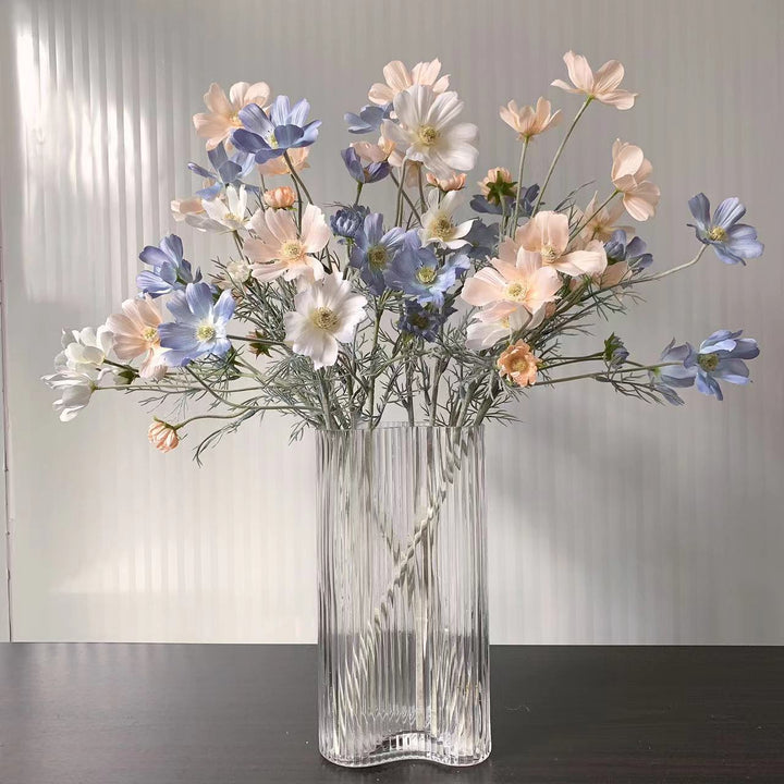 Lebensechte Cosmos-Blume Stiel