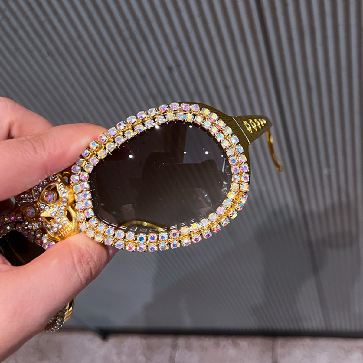 Damen Statement-Sonnenbrille mit auffälligem Totenkopf-Design und funkelndem Kristallbesatz Karnz