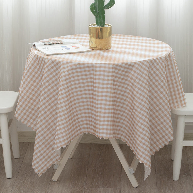 Runde abwaschbare Tischdecke mit feinem Karo‑Gittermuster und welligem Saum