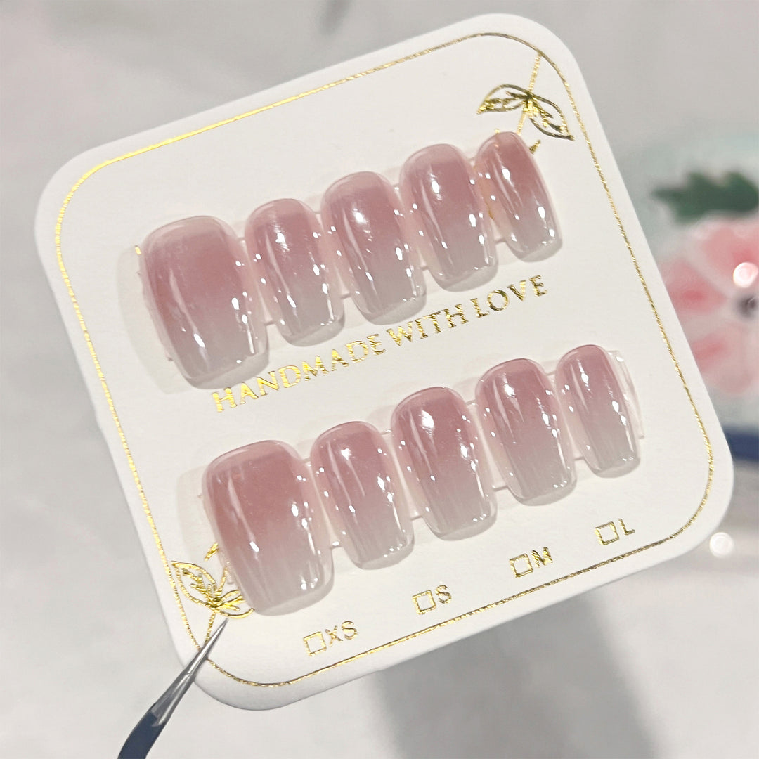 Künstliche Nagelverlängerungen im eleganten Ombre-Design Karnz