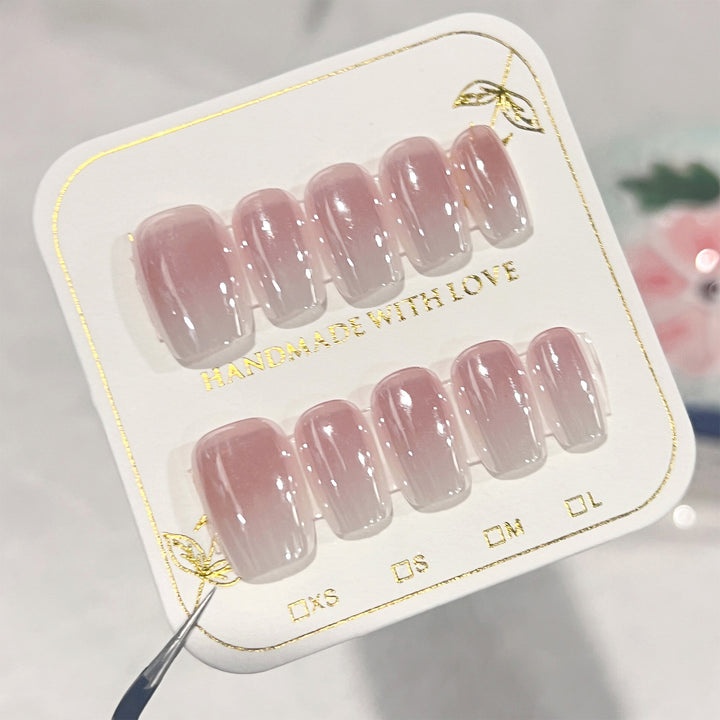 Künstliche Nagelverlängerungen im eleganten Ombre-Design Karnz