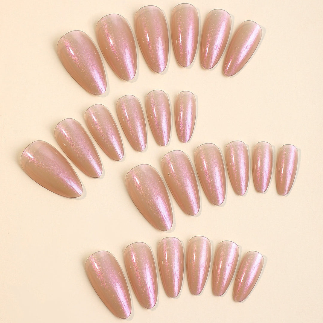 Kunstnagelset mit schimmerndem Design und eleganten Formen Karnz