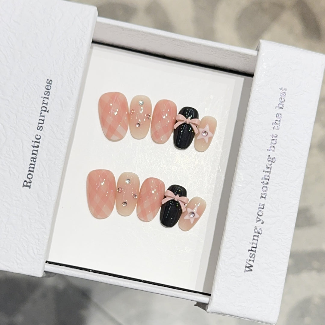 Kunstnägel mit Romantischem Design und Glitzerdetails Karnz