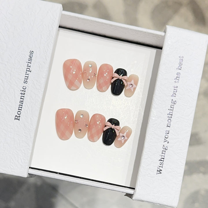 Kunstnägel mit Romantischem Design und Glitzerdetails Karnz