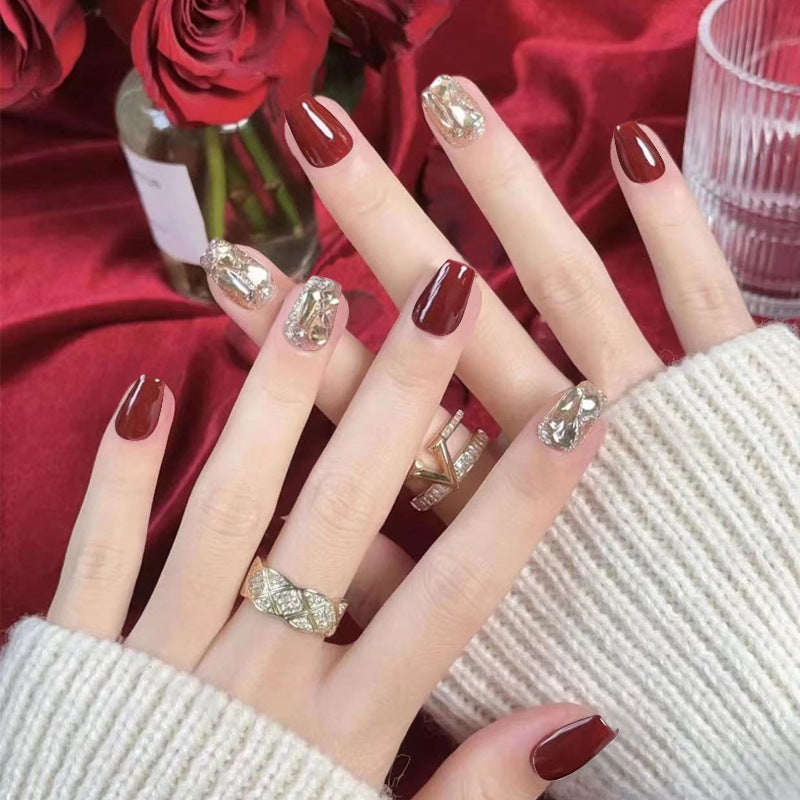 Kunstnagelset mit eleganten Glitzer- und Metallic-Akzenten Karnz