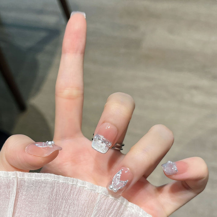 Elegante mit Kristallen verzierte Nagelverlängerungen Karnz