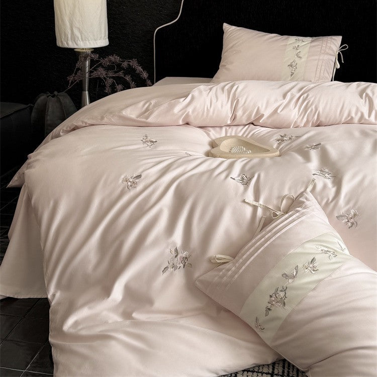 Luxuriöses Satin-Bettwäscheset mit bestickten Blütenapplikationen und Nackenrolle Karnz