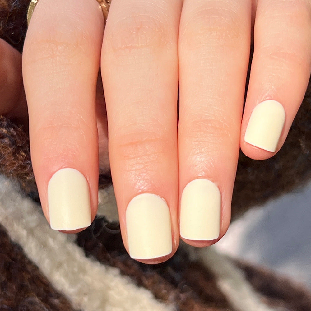 Künstliche Nagelkunst mit mattem Finish Karnz