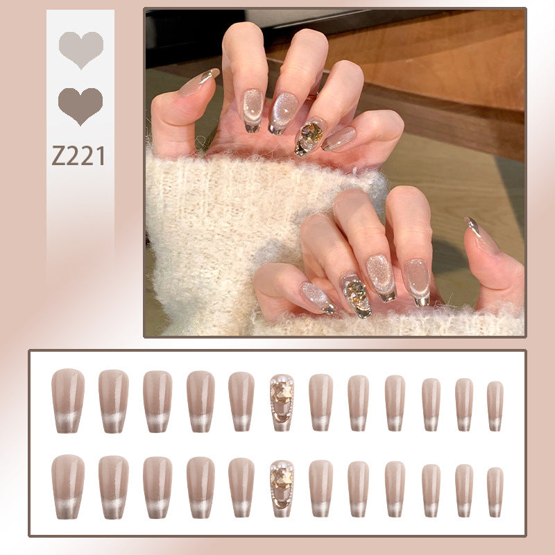 Kunstnagelset mit glamourösen Gold- und Glitzerakzenten Karnz