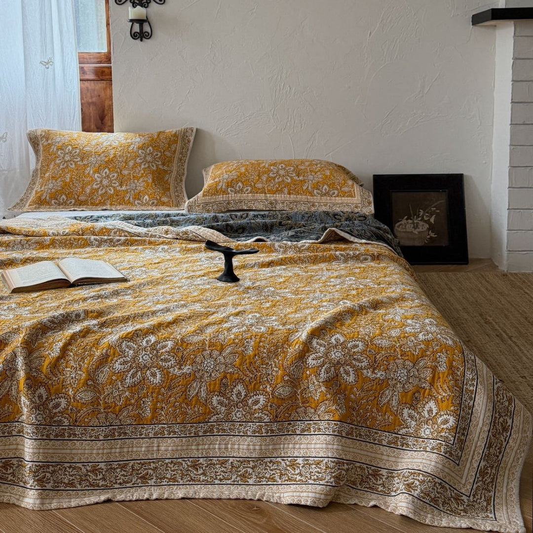 Handgefertigte florale Kantha-Stil Baumwoll-Decke mit passenden Kissenbezügen