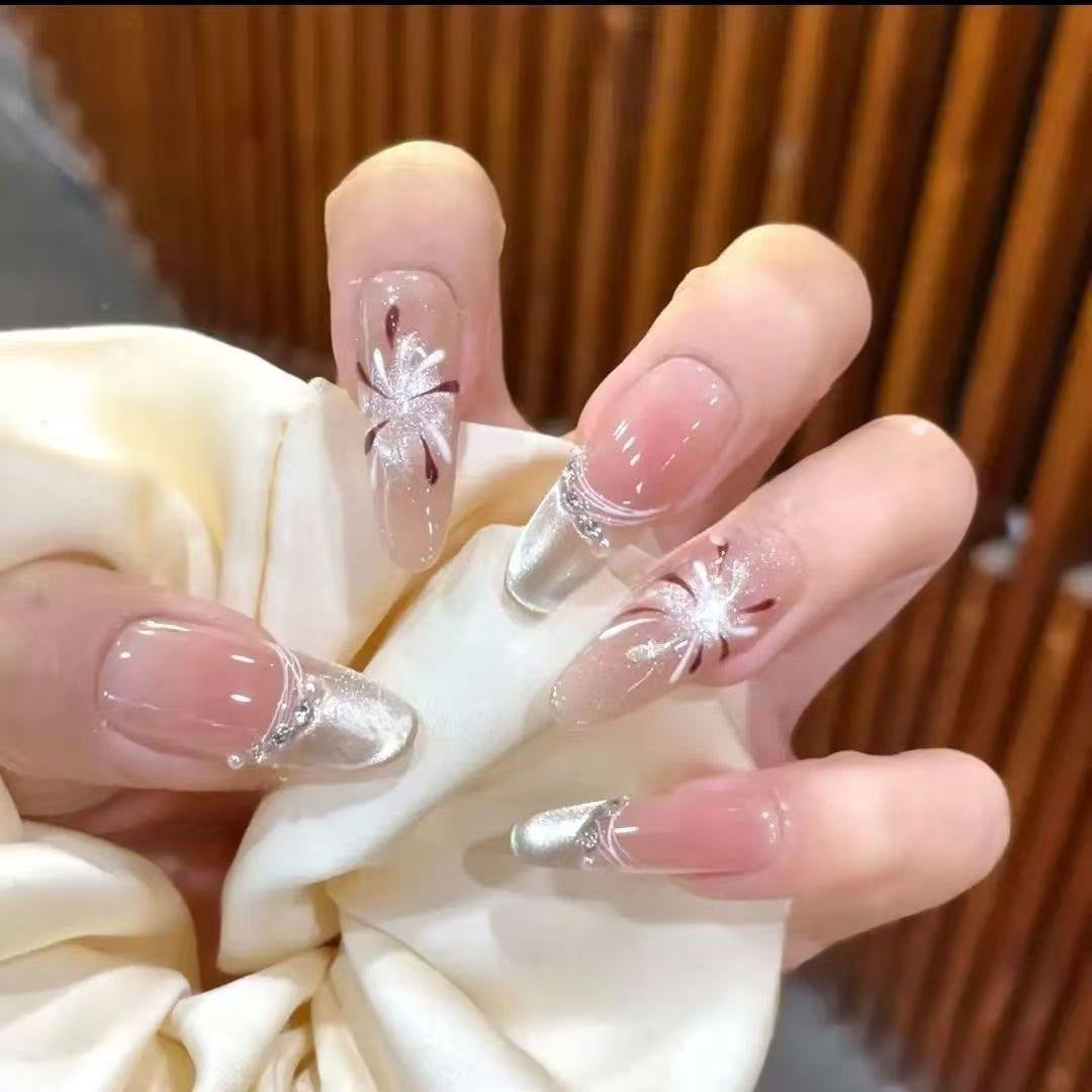 Künstlerisches Herzmuster Nagelkunstverlängerungen Karnz
