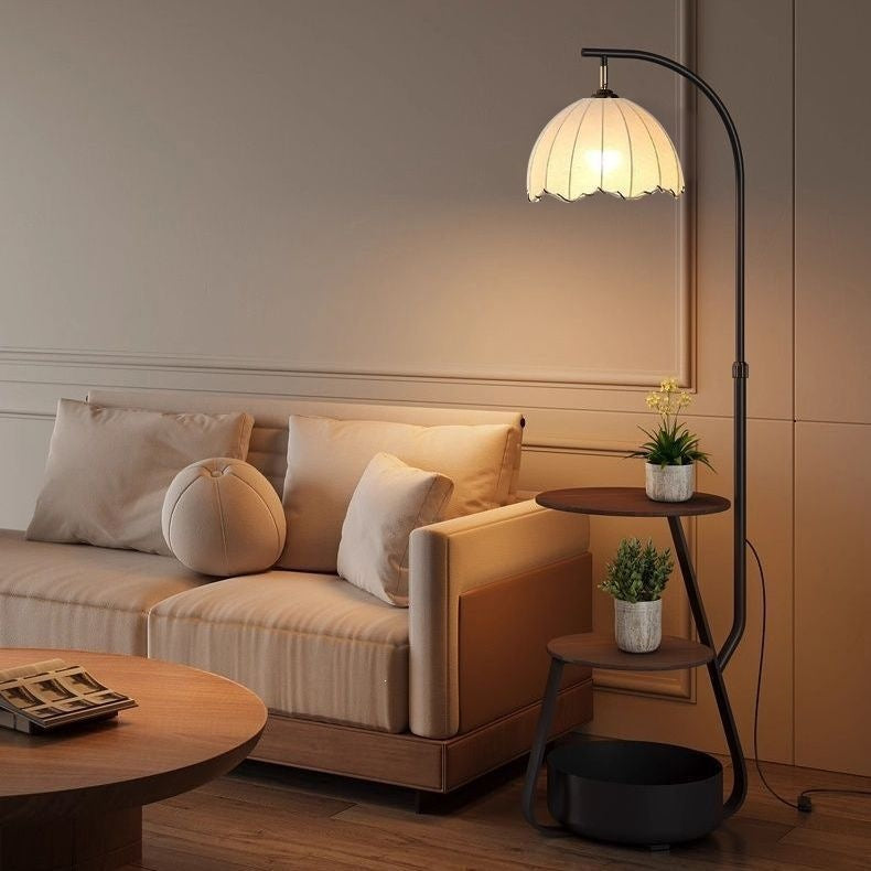 Moderne Stehlampe mit Regalen