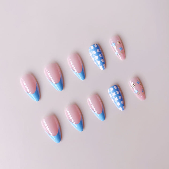 Kunstnagelset mit floralen und karierter Gestaltung Karnz