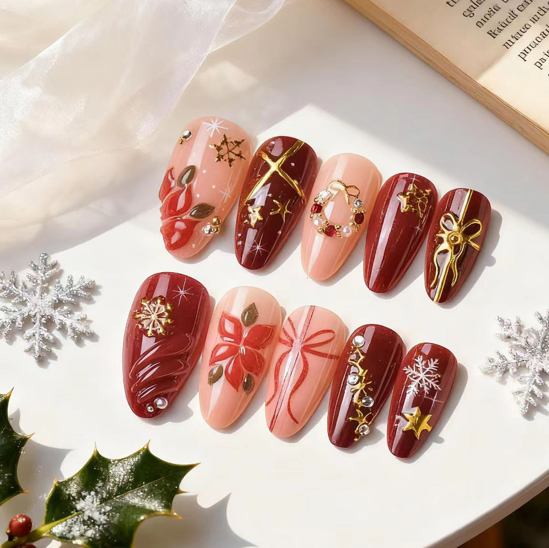 Elegante Kunstnagelspitzen mit Goldakzenten Karnz