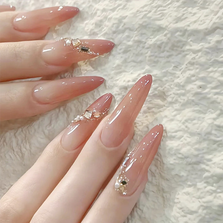 Kunstnagelset mit elegantem Ombre-Effekt und glamourösen Verzierungen Karnz