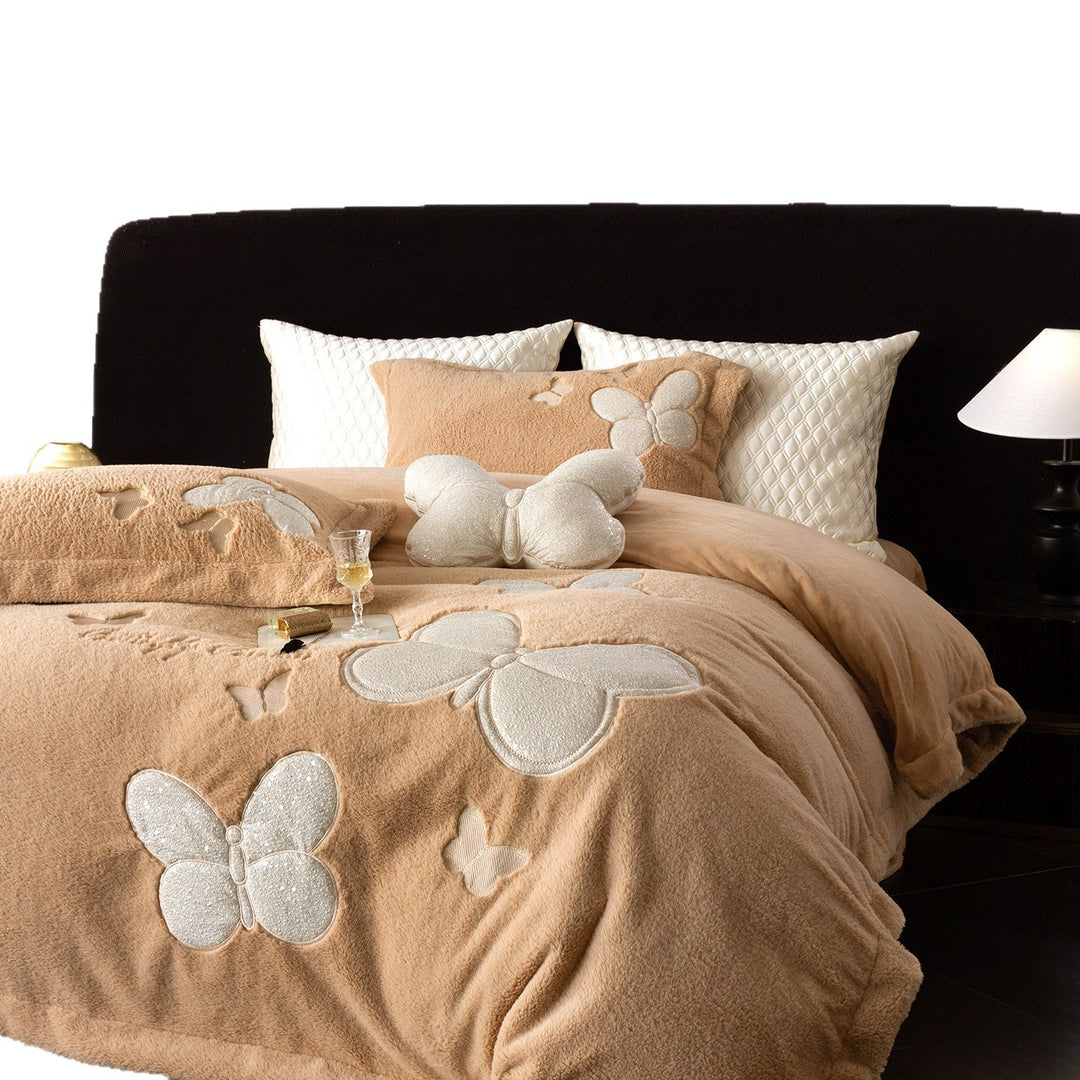 Kuschelige Bettwäsche- und Wohndecken-Garnitur mit applizierten Schmetterlingsapplikationen und samtiger Microfleece-Optik