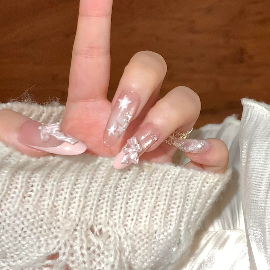 Künstliche Nagelspitzen mit Glamourösen Glitzer- und Schleifendetails Karnz