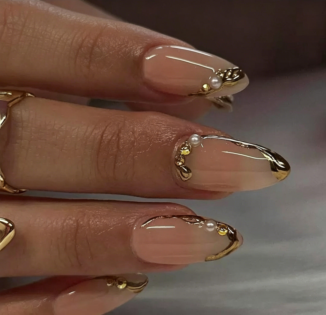 Elegante gold-dekorierte Acryl-Nagelkunst-Verzierungen Karnz