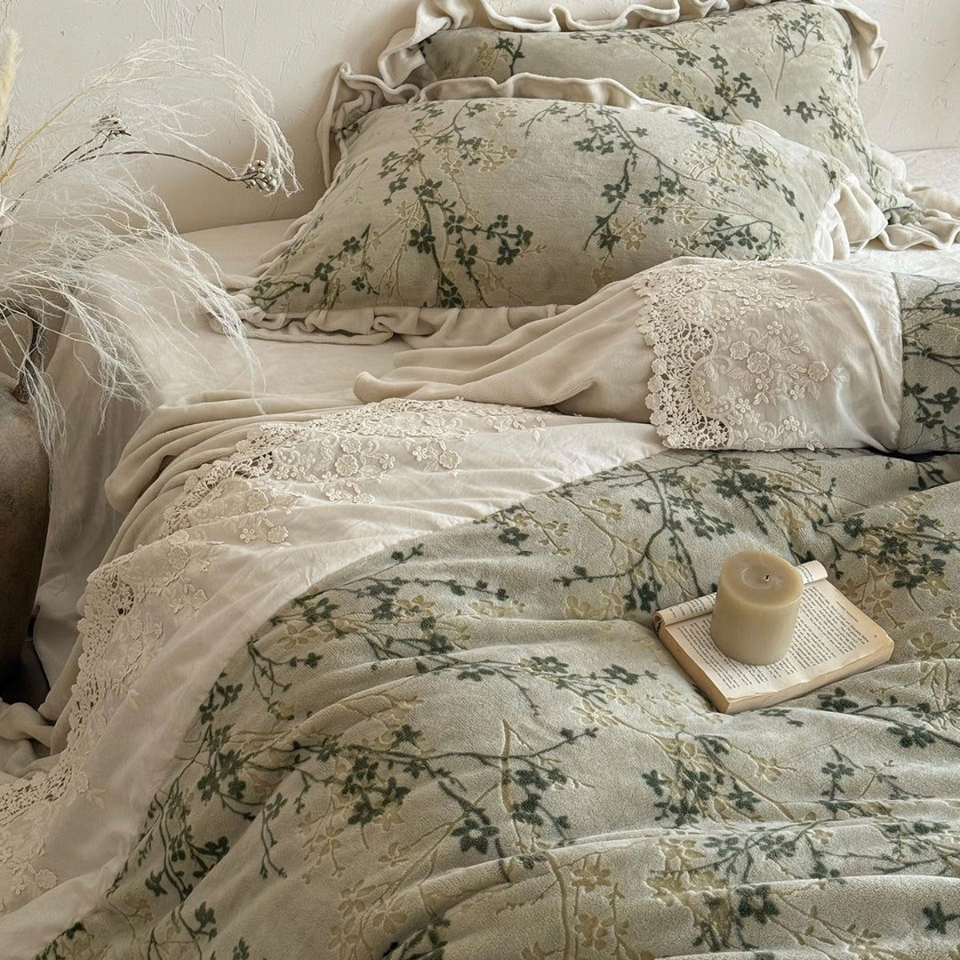 Umkehrbares Baumwoll-Bettwäsche-Set mit floralem Druck, mit Rüschenschonern und Bett-Rock mit Spitzenbesatz