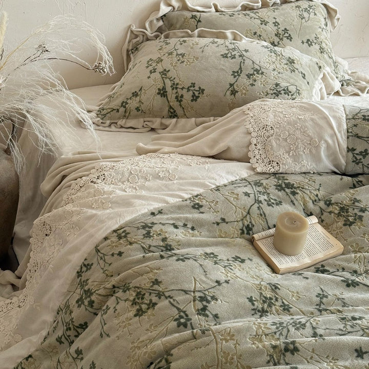 Umkehrbares Baumwoll-Bettwäsche-Set mit floralem Druck, mit Rüschenschonern und Bett-Rock mit Spitzenbesatz