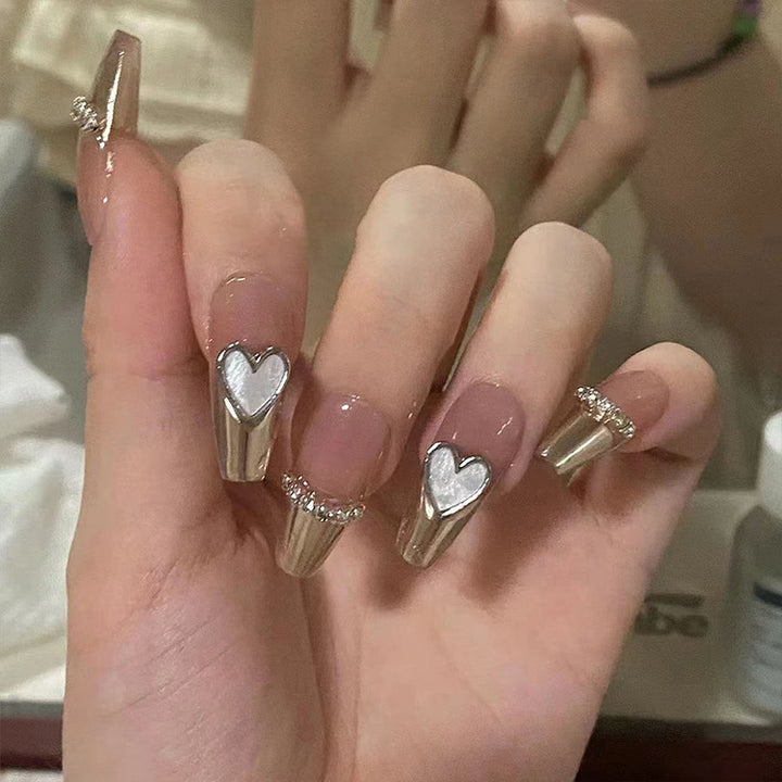 Herzförmiges Glam Press-On Nagelset Karnz