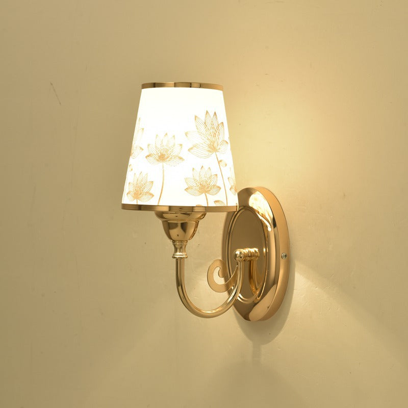 Dekorative Wandleuchte mit floralem Schirm