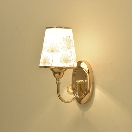 Dekorative Wandleuchte mit floralem Schirm