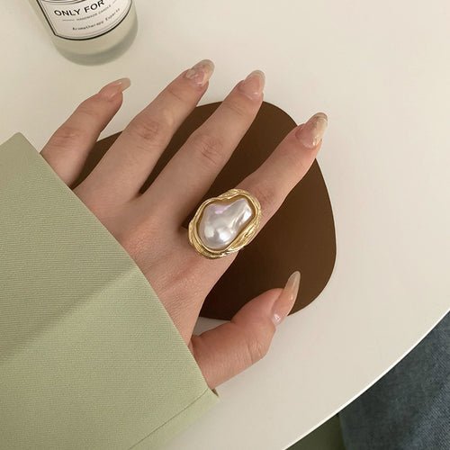 Eleganter Perlring mit Einzigartigem Design Von Karnz