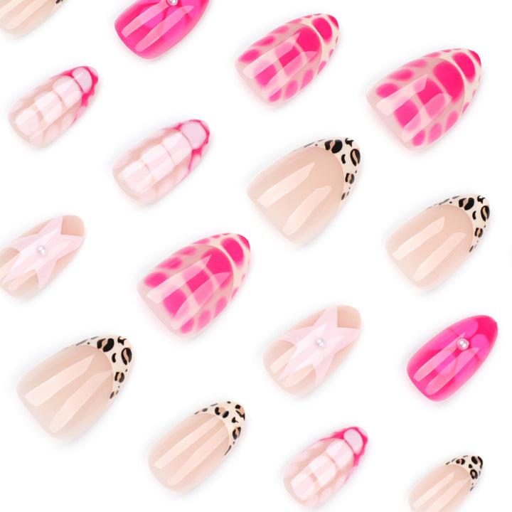 Kunstvolle Nagelkunst mit buntem Design und Glitzerakzenten Karnz