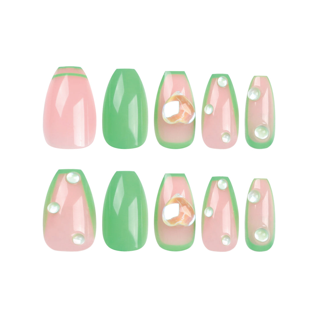 Kreative Nagelkunst mit Glitzer- und Herzverzierungen Karnz