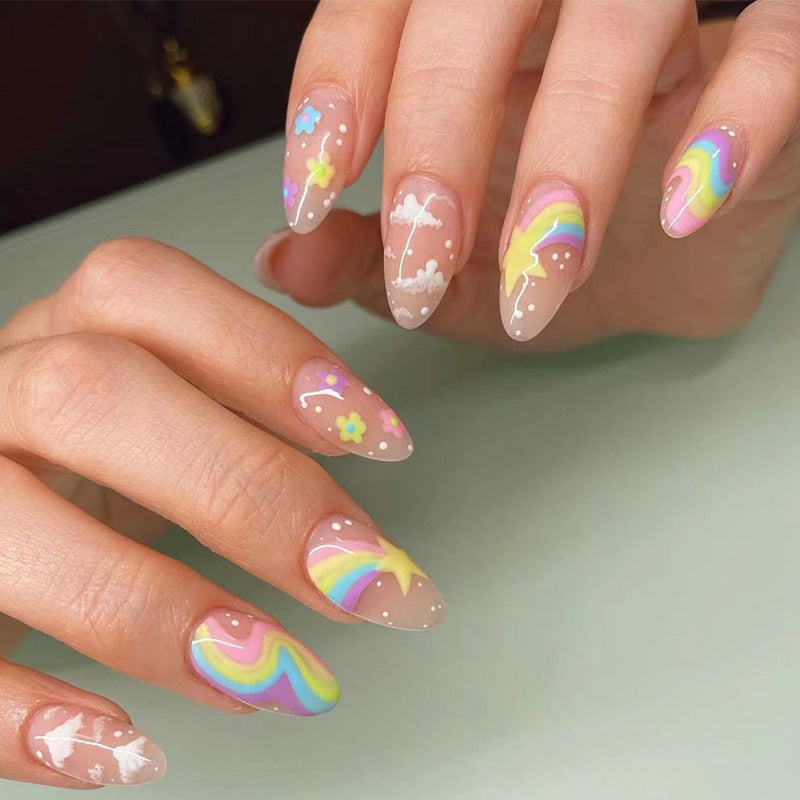 Kunstvolle Nagelkunst mit fröhlichen Motiven und bunten Akzenten Karnz