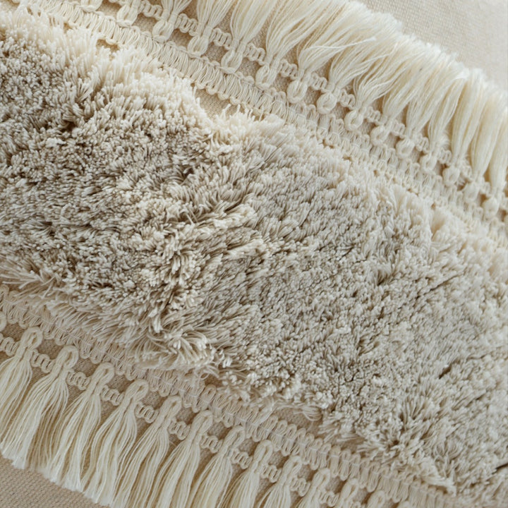 Quadratischer Boho-Kissenbezug mit diagonalem Teddy-Relief, Fransen und Eckquasten Karnz
