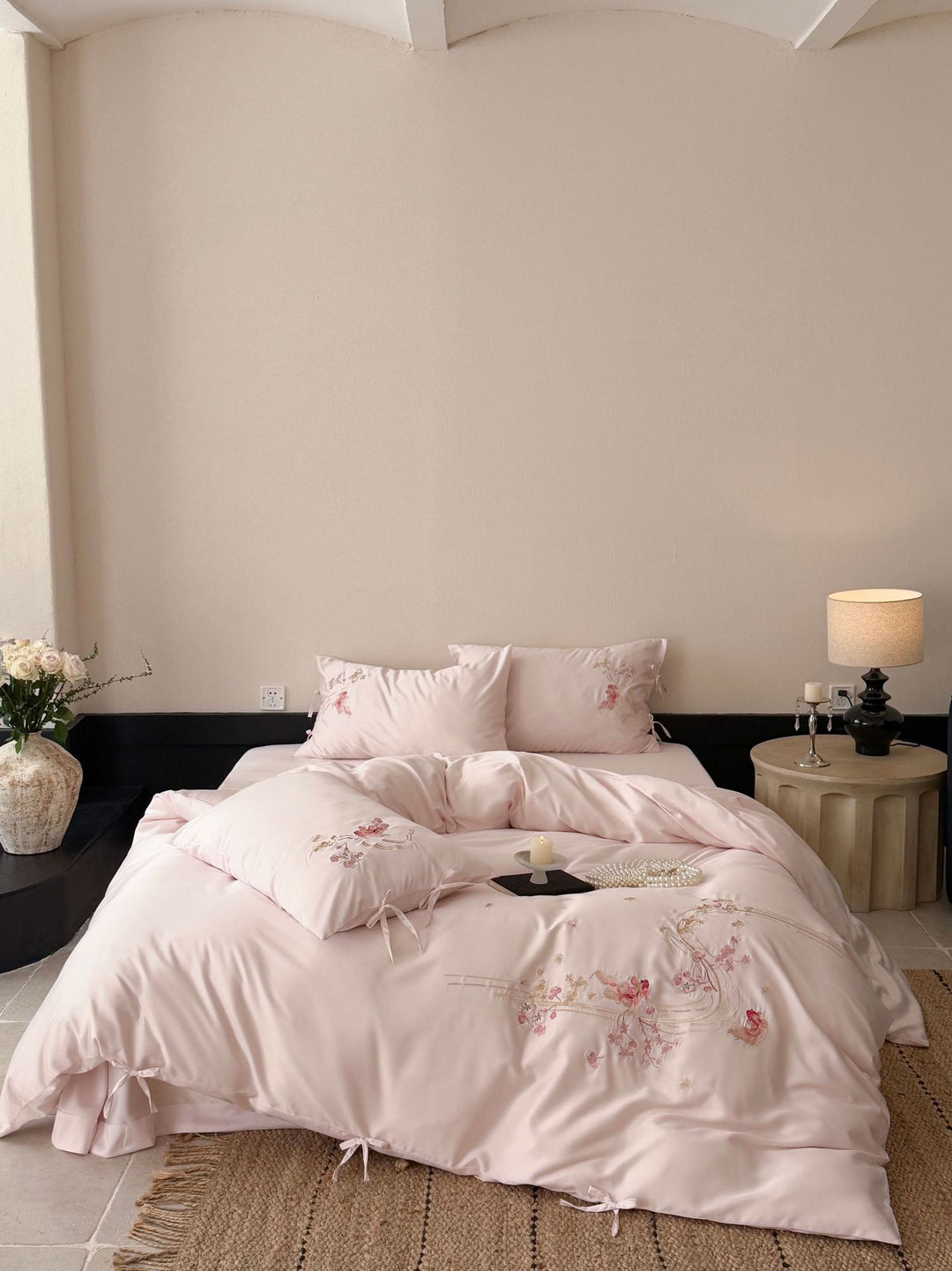 Feinseidige Satin-Bettwäsche-Garnitur mit zarter Blumenstickerei und Bindebändern Karnz