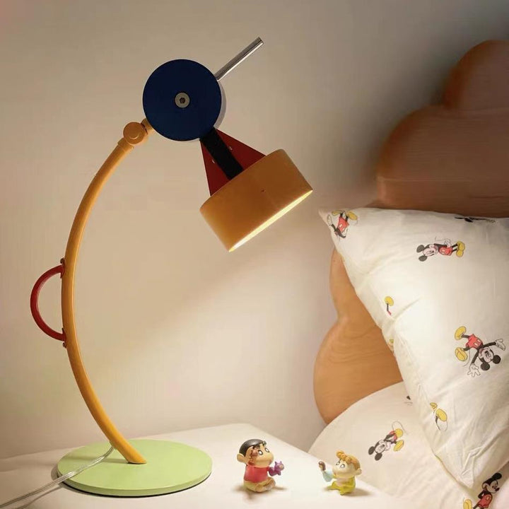 Kreative Schreibtischlampe mit verstellbarem Arm
