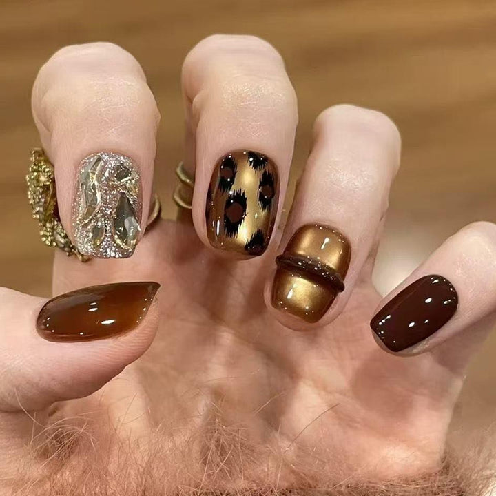 Glamouröse Kunstnägel mit Tiermotiv und Glitzerakzenten Karnz